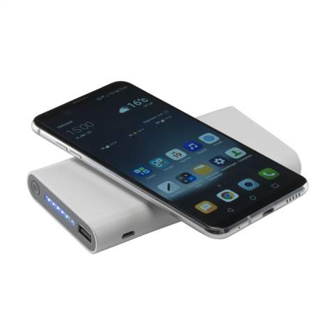 Uiterst complete wireless charging powerbank met ingebouwde Li-ion batterij (8000mAh). De behuizing is gemaakt van gerecycled ABS. Voorzien van reguliere output, type-c input en 5W draadloze oplaadtechnologie. Draadloos opladen van mobiele apparaten die QI draadloos laden ondersteunen (nieuwste generatie Android en iPhones vanaf 8 en hoger). Input: DC5V/2.1A. Output USB: DC5V/2.1A. Wireless output: DC5V/1A. Met indicatielampjes en aan/uit knop. Inclusief micro-USB oplaadkabel en gebruiksaanwijzing. Per stuk in doosje.