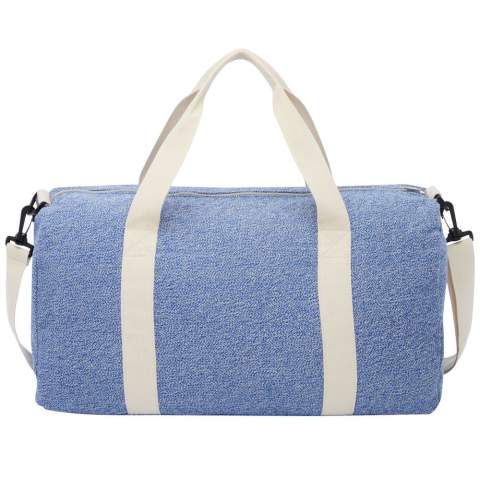 Sac de voyage en mélange de polyester et coton recyclé, avec une bandoulière réglable. Le coton recyclé est fabriqué à partir de déchets de pré-consommation générés par les usines textiles pendant le processus de coupe. Des couleurs similaires sont mélangées, ainsi aucune teinture supplémentaire n'est nécessaire. Il peut y avoir des variations mineures dans la couleur du produit en raison de la nature du processus de production. Cette caractéristique contribue incontestablement à une apparence plus authentique.