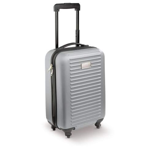 Dieser Trolley in Kabinengröße hat ein Hauptfach mit grauem Futter und ist mit einem Doppelreißverschluss ausgestattet. Der Koffer hat vier bewegliche Rollen. Mit Metallplatte zum Bedrucken. Jeweils in einer Schachtel verpackt.