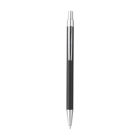 WoW! Blauwschrijvende balpen met een slanke houder van aluminium schrootafval. De houder van deze pen bestaat uit 85% gecertificeerd, gerecycled aluminium. Met stevige metalen clip en drukknop.     Door het gebruik van gerecycled aluminium worden er minder nieuwe grondstoffen gebruikt tijdens de productie van dit product. Dit betekent minder energieverbruik en minder gebruik van water.