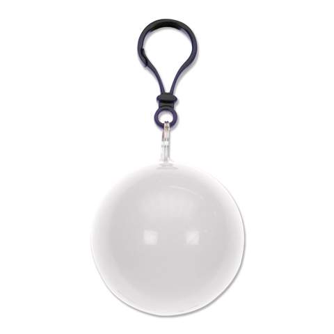 Porte-clés boule avec poncho. Toujours pratique il vous permet de vous abriter en cas de pluie.
