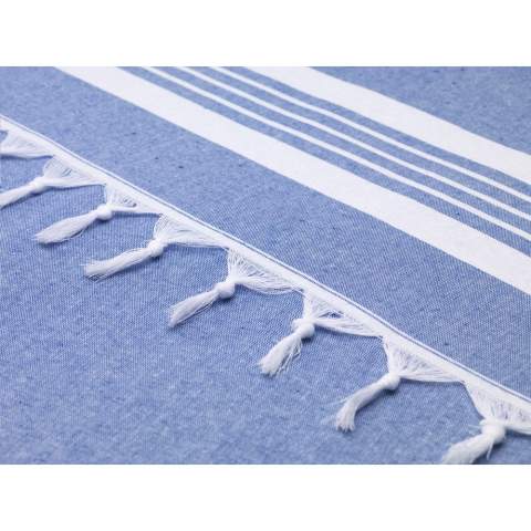 Ein multifunktionales Hamam-Handtuch von Oxious. Hergestellt aus 50% Ökotex-zertifizierter Baumwolle und 50% recycelten industriellen Textilabfällen (140 g/m²). Promo ist ein wunderbar weiches und stylisches Tuch mit weißem Streifenmuster. Schön als Schal, Kleid auf der Couch, luxuriöses (Hamam-) Tuch oder Handtuch. Das Tuch ist handgefertigt.  Diese schönen, weichen Tücher werden von einheimischen Frauen in einem kleinen Dorf in der Türkei hergestellt. Sie arbeiten dort in einem sozialen Kontext mit Raum für Wachstum und Entwicklung. Die Tücher werden mit Liebe und Sorgfalt für die Umwelt handgefertigt. Mit einem Produkt aus der Oxious-Kollektion kann purer Genuss beginnen. Optional: Einzeln in einem Umschlag  und/oder mit einer Banderole aus Kraftpapier geliefert.