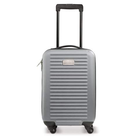 Dieser Trolley in Kabinengröße hat ein Hauptfach mit grauem Futter und ist mit einem Doppelreißverschluss ausgestattet. Der Koffer hat vier bewegliche Rollen. Mit Metallplatte zum Bedrucken. Jeweils in einer Schachtel verpackt.
