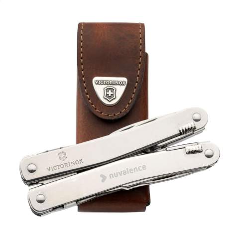 Outil multifonction Victorinox avec outils en acier 100 % recyclé. 11 pièces et 24 fonctions : pince à bec effilé, coupe-fil pour fils fins et souples jusqu'à 40 HRc, coupe-fil pour fils durs, grand couteau, ouvre-boîte avec tournevis de 3 mm, décapsuleur avec tournevis de 6 mm, ouvre-caisse, cintreuse de fils avec tournevis de 2 mm, poinçon avec poinçon et œillet, crochet de remorquage (par exemple pour desserrer les cordes de tente), ciseaux, scie à bois, scie à métaux, lime à métaux, tournevis cruciforme (Philips 1/2), pince coupante longitudinale pour gaine de câble, pince coupante transversale pour gaine de câble, pince à dénuder et grattoir, œillet pour cordon, embout pour tire-bouchon et clip de transport. Livré avec un étui en cuir robuste pour transporter facilement l'outil multifonction à la ceinture. Comprend un mode d'emploi et une garantie à vie contre les défauts de matériaux et de fabrication.     Victorinox est le symbole mondial de qualité, fiabilité, fonctionnalité et perfection. Attention, la législation en vigueur s'applique concernant la possession et / ou le transport de couteaux ou d'outils multifonctions en public. Emballage par pièce.