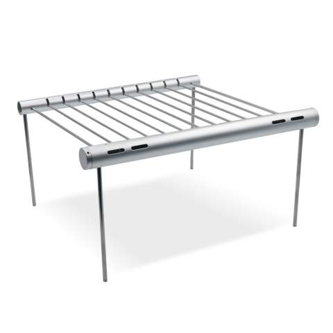 Lichtgewicht draagbare barbecue in een buis, eenvoudig weg te stoppen in een rugzak voor een meerdaagse hike of voor een picknick in het park. Alle onderdelen passen in een buis en de barbecue kan zonder gereedschap opgezet worden. Wordt geleverd in een geschenkverpakking met handleiding.