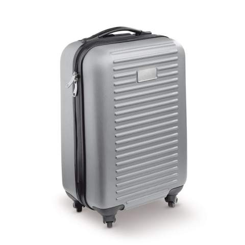Dieser Trolley in Kabinengröße hat ein Hauptfach mit grauem Futter und ist mit einem Doppelreißverschluss ausgestattet. Der Koffer hat vier bewegliche Rollen. Mit Metallplatte zum Bedrucken. Jeweils in einer Schachtel verpackt.