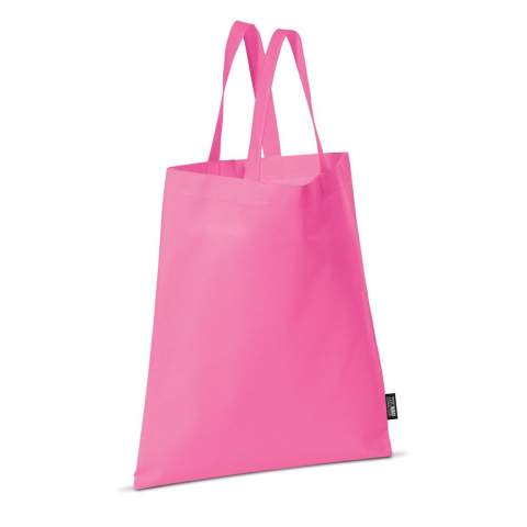 Sac non tissé 75gr/m2 anses courtes disponible en différentes couleurs. Grande surface de marquage sur les deux faces, en sérigraphie ou en en transfert digital. Avec le marquage en transfert digital le prix reste le même peu importe le nombre de couleurs de marquage. Tous nos produits sont testés et certifiés, et répondent  aux normes sociales.