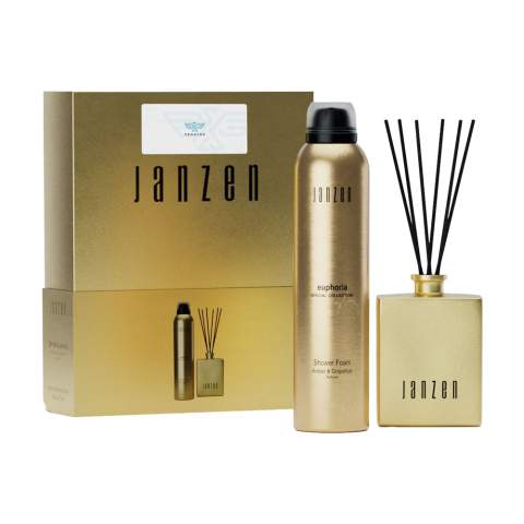 Un set cadeau de produits pour la maison et le corps au parfum Euphoria de la marque Janzen. Contenu : • Bâtonnets parfumés – 100 ml • Mousse de douche – 200 ml. La combinaison de ces produits vous offre l’expérience ultime de la fragrance Euphoria, tant sous la douche que dans votre maison. Plusieurs univers se rencontrent dans ce parfum riche et aromatique. Laissez-vous séduire. Laissez la chaleur de l’ambre vous emmener dans un voyage au cœur de l’Orient. Une combinaison spectaculaire avec les effets purifiants et clarifiants du pamplemousse, fruit à la saveur douce et amère. Le tout accompagné de notes subtiles de menthe, de rhubarbe et de violette. Les produits raffinés sont déjà emballés dans un luxueux coffret cadeau. Par set dans une boîte.