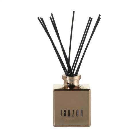 Bâtonnets parfumés de la marque Janzen, au parfum Gracious. Grâce au bois spécial utilisé pour les bâtonnets, votre parfum préféré se répand dans toute la maison. Convient à toutes les pièces de la maison – de la chambre aux toilettes, du bureau à la cuisine. Le nombre de bâtonnets vous permet de déterminer l’intensité du parfum. Gracious est un mélange puissant d'ambre sec et de bois de cèdre, suivi d'une douce rose blanche. La rose blanche a un parfum délicat et pur, frais et légèrement sucré, avec de subtiles notes vertes et poudrées. Cette fragrance élégante, boisée et florale, dégage une grande puissance. Un parfum intéressant et féminin qui laisse une impression durable. Ce parfum offre un équilibre parfait entre subtilité et enchantement. Ce flacon en verre est rempli de 200 ml d'huile de parfum et est livré avec bâtonnets. Emballé par set dans un coffret cadeau. Par set dans une boîte.