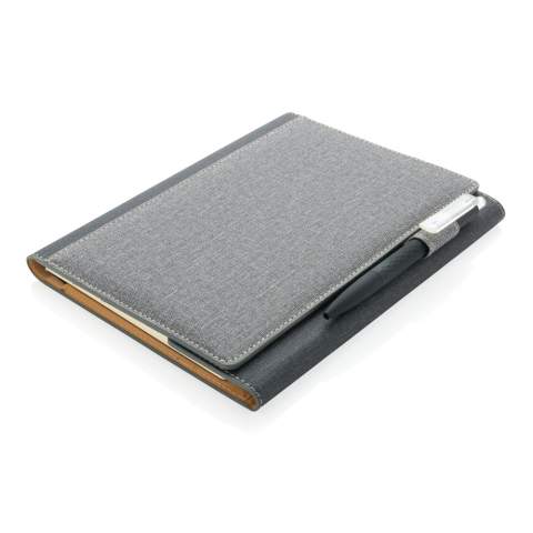 A5 omslag met magnetische sluiting en pennenlus. Binnen in 3 vakjes voor business cards en 1 groot vak. A5 notitieboek met 128 pagina’s van 80 g/m2.<br /><br />NotebookFormat: A5<br />NumberOfPages: 128<br />PaperRulingLayout: Gelinieerde pagina's