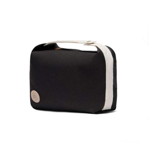 Verrijk je reisbenodigdheden met deze eenvoudige maar stijlvolle toilettas. Deze tas is gemaakt van RCS-gecertificeerd gerecycled polyester met contrasterende details en combineert functionaliteit met een verfijnd ontwerp. Het handvat aan de bovenkant, vastgezet met een drukknoop, doet ook dienst als handige ophanglus. Een soepele ritssluiting aan de bovenkant biedt gemakkelijk toegang tot het hoofdvak, terwijl het open binnenvak je benodigdheden georganiseerd houdt. RCS (Recycled Claim Standard), RCS-certificering garandeert dat de hele toeleveringsketen van gerecyclede materialen gecertificeerd is. De totale gerecyclede inhoud is gebaseerd op het totale productgewicht. Dit product bevat 24% RCS-gecertificeerd gerecycled polyester.