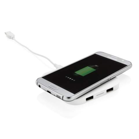 Verbinden Sie diese Ladestation mit dem USB-Port Ihres Computers und haben somit Ihre kabellose Ladestation für Ihr QI-fähiges Smartphone (nur Android der neuesten Generation, iPhone 8 und höher). Ältere Smartphones oder Apple-Geräte können über einen der beiden USB-Ports ( Total 1A Output) geladen werden. Hergestellt aus ABS. Input: 1A. Output: 5V/1A. Wireless Output: 5W.<br /><br />WirelessCharging: true
