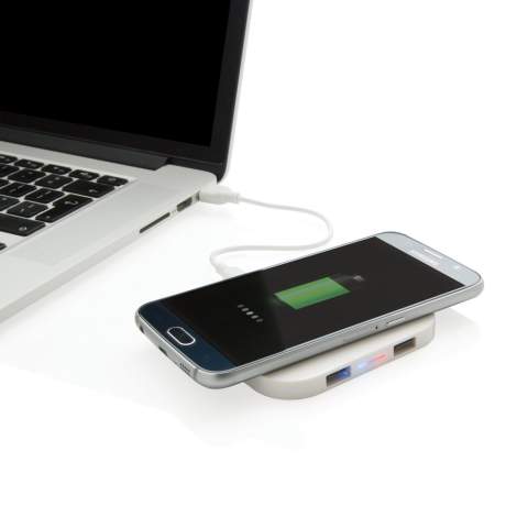Verbinden Sie diese Ladestation mit dem USB-Port Ihres Computers und haben somit Ihre kabellose Ladestation für Ihr QI-fähiges Smartphone (nur Android der neuesten Generation, iPhone 8 und höher). Ältere Smartphones oder Apple-Geräte können über einen der beiden USB-Ports ( Total 1A Output) geladen werden. Hergestellt aus ABS. Input: 1A. Output: 5V/1A. Wireless Output: 5W.<br /><br />WirelessCharging: true