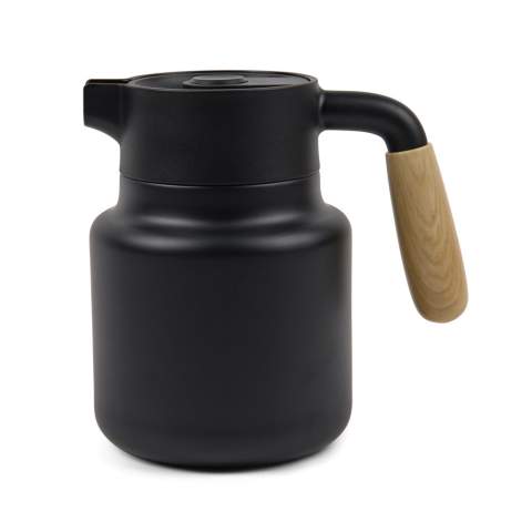 Gardez votre boisson chaude ou froide grâce à cette élégante carafe sous vide en acier inoxydable recyclé certifié RCS. D'une capacité de 1200 ml. Fonctionnelle et élégante, elle s'intègre à toutes les tables. Le couvercle est doté d'un bouton-poussoir pratique et d'une grande ouverture pour faciliter le remplissage et le nettoyage. La poignée en PP a un aspect bois naturel. Elle est facile à saisir et à utiliser. Ce pichet sous vide peut conserver les boissons chaudes jusqu'à 6 heures et froides jusqu'à 24 heures. Lavage à la main uniquement. Ne passe pas au micro-ondes. Certifiée par RCS (Recycled Claim Standard), la certification RCS garantit que l'ensemble de la chaîne d'approvisionnement en matériaux recyclés est certifiée. Le contenu recyclé total est basé sur le poids total du produit. Ce produit contient 62 % d'acier inoxydable recyclé certifié RCS.<br /><br />HoursHot: 6<br />HoursCold: 24