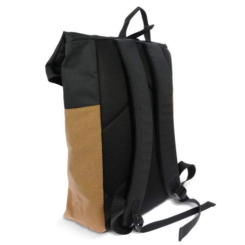 Wir stellen unseren Rolltop-Rucksack aus nachhaltigen Materialien vor - Kork und R-PET. Er vereint Stil und umweltbewusstes Design und verfügt über einen aufrollbaren Deckel zur flexiblen Aufbewahrung, der aus recycelten PET-Flaschen und natürlichem Kork hergestellt wird. Erweitern Sie Ihre Reise und minimieren Sie gleichzeitig Ihren ökologischen Fußabdruck.