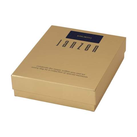 Un set cadeau de produits pour la maison et le corps au parfum Euphoria de la marque Janzen. Contenu : • Bâtonnets parfumés – 100 ml • Mousse de douche – 200 ml. La combinaison de ces produits vous offre l’expérience ultime de la fragrance Euphoria, tant sous la douche que dans votre maison. Plusieurs univers se rencontrent dans ce parfum riche et aromatique. Laissez-vous séduire. Laissez la chaleur de l’ambre vous emmener dans un voyage au cœur de l’Orient. Une combinaison spectaculaire avec les effets purifiants et clarifiants du pamplemousse, fruit à la saveur douce et amère. Le tout accompagné de notes subtiles de menthe, de rhubarbe et de violette. Les produits raffinés sont déjà emballés dans un luxueux coffret cadeau. Par set dans une boîte.