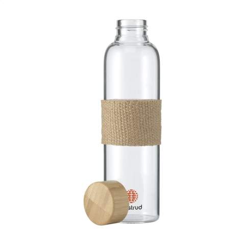 Schlanke, auslaufsichere Wasserflasche aus Borosilikatglas mit Bambus-Schraubverschluss und Jutehülle. Ausnahme des Schraubverschlusses spülmaschinenfest. Fassungsvermögen 500 ml. Wird einzeln in einem Kraftkarton geliefert.