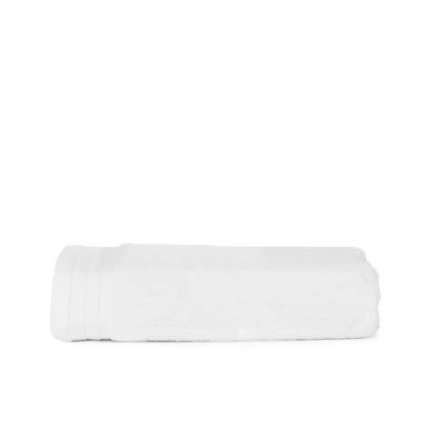 De T1-ORG100 Organic Beach Towel White strandlaken van biologisch katoen is een ecologisch verantwoorde keuze.<br />Op het strand komt het grote formaat van 100 x 180 cm goed tot zijn recht.<br />De stofdikte van 550 gr/m2 zorgt voor optimale vochtopname en een zacht gevoel.<br />Door het hoogwaardige gekamde katoen geniet je van langdurende zachtheid.<br />Het strandlaken is compleet met handige lus om het artikel op te hangen.