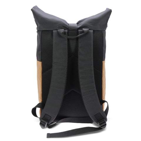 Wir stellen unseren Rolltop-Rucksack aus nachhaltigen Materialien vor - Kork und R-PET. Er vereint Stil und umweltbewusstes Design und verfügt über einen aufrollbaren Deckel zur flexiblen Aufbewahrung, der aus recycelten PET-Flaschen und natürlichem Kork hergestellt wird. Erweitern Sie Ihre Reise und minimieren Sie gleichzeitig Ihren ökologischen Fußabdruck.