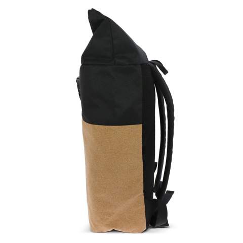 Wir stellen unseren Rolltop-Rucksack aus nachhaltigen Materialien vor - Kork und R-PET. Er vereint Stil und umweltbewusstes Design und verfügt über einen aufrollbaren Deckel zur flexiblen Aufbewahrung, der aus recycelten PET-Flaschen und natürlichem Kork hergestellt wird. Erweitern Sie Ihre Reise und minimieren Sie gleichzeitig Ihren ökologischen Fußabdruck.