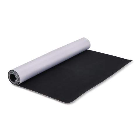Diese Yogamatte bietet Komfort und Stabilität für Ihre Praxis. Sie lässt sich mit farbenfrohem Sublimationsdruck individuell gestalten und eignet sich ideal für großflächige Designs oder Logos. Die strapazierfähige Gummibasis sorgt für sicheren, rutschfesten Halt und unterstützt Sie in Posen wie dem herabschauenden Hund oder dem Krieger.