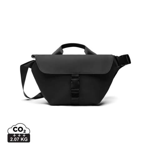 Découvrez ce sac à bandoulière pratique pour un usage quotidien et vos voyages. Il est doté d'une poignée pour une utilisation polyvalente, d'une bandoulière réglable pour un ajustement optimal, ainsi que d'une poche intérieure et d'une poche arrière zippée pour vos objets de valeur. Certifié RCS (Recycled Claim Standard), ce produit garantit que l'ensemble de la chaîne d'approvisionnement des matériaux recyclés est certifié. Le contenu recyclé total est basé sur le poids total du produit. Ce produit contient 16 % de polyester recyclé certifié RCS.