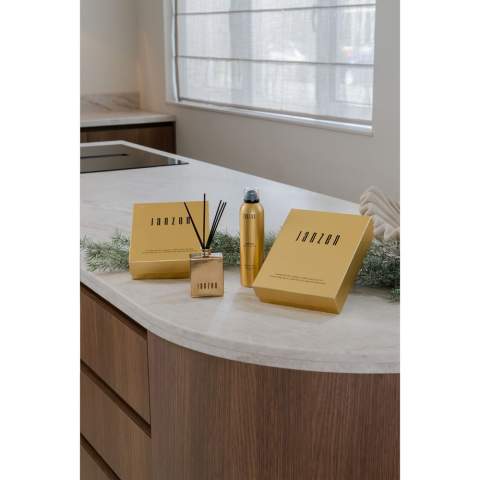 Un set cadeau de produits pour la maison et le corps au parfum Euphoria de la marque Janzen. Contenu : • Bâtonnets parfumés – 100 ml • Mousse de douche – 200 ml. La combinaison de ces produits vous offre l’expérience ultime de la fragrance Euphoria, tant sous la douche que dans votre maison. Plusieurs univers se rencontrent dans ce parfum riche et aromatique. Laissez-vous séduire. Laissez la chaleur de l’ambre vous emmener dans un voyage au cœur de l’Orient. Une combinaison spectaculaire avec les effets purifiants et clarifiants du pamplemousse, fruit à la saveur douce et amère. Le tout accompagné de notes subtiles de menthe, de rhubarbe et de violette. Les produits raffinés sont déjà emballés dans un luxueux coffret cadeau. Par set dans une boîte.