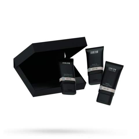 Brievenbuspakket met 3 verzorgingsproducten in de geur Skin 90 van het merk Janzen. Inhoud: • Shower Gel - 50 ml • Hand & Body Lotion - 50 ml • Shampoo - 50 ml.    Opgewekt en vrolijk, dat is Skin 90. De kersenbloesem heeft in Japan een haast heilige status. Met haar lichtroze blaadjes en aangename geur is de boom een waar feest voor de zintuigen. Het subtiele van de kersenbloesem wordt in dit parfum afgewisseld met het frisse van de lelie en krachtige van de tonkaboon.    Deze giftset zit in een stijlvolle verpakking die qua formaat perfect door de brievenbus past. Ideaal als direct mailing en een persoonlijke attentie voor de ontvanger.