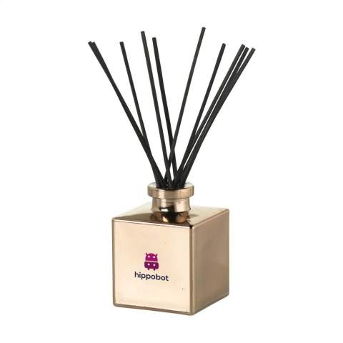 Bâtonnets parfumés de la marque Janzen, au parfum Gracious. Grâce au bois spécial utilisé pour les bâtonnets, votre parfum préféré se répand dans toute la maison. Convient à toutes les pièces de la maison – de la chambre aux toilettes, du bureau à la cuisine. Le nombre de bâtonnets vous permet de déterminer l’intensité du parfum. Gracious est un mélange puissant d'ambre sec et de bois de cèdre, suivi d'une douce rose blanche. La rose blanche a un parfum délicat et pur, frais et légèrement sucré, avec de subtiles notes vertes et poudrées. Cette fragrance élégante, boisée et florale, dégage une grande puissance. Un parfum intéressant et féminin qui laisse une impression durable. Ce parfum offre un équilibre parfait entre subtilité et enchantement. Ce flacon en verre est rempli de 200 ml d'huile de parfum et est livré avec bâtonnets. Emballé par set dans un coffret cadeau. Par set dans une boîte.