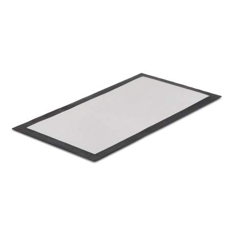 Werten Sie Ihre Bar mit dieser Sublimationsmatte auf, die Verschüttetes auffängt und Oberflächen schützt. Die strapazierfähige Gummibasis sorgt für einen sicheren, rutschfesten Halt. Die Matte lässt sich mit einem farbenfrohen Sublimationsdruck ganz individuell gestalten und ist die perfekte Mischung aus Funktionalität und Persönlichkeit.