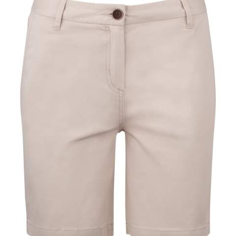 Moderne, comfortabele short in een aangenaam, zacht materiaal voor optimaal comfort en bewegingsvrijheid. De combinatie van katoen en elastaan ​​zorgt ervoor dat de shorts comfortabel zijn en de vorm niet verliezen. Opgestikte achterzakken. YKK-ritssluiting. De stof is nabehandeld met een enzyme wash, waardoor het materiaal voorgekrompen is en zacht aanvoelt.