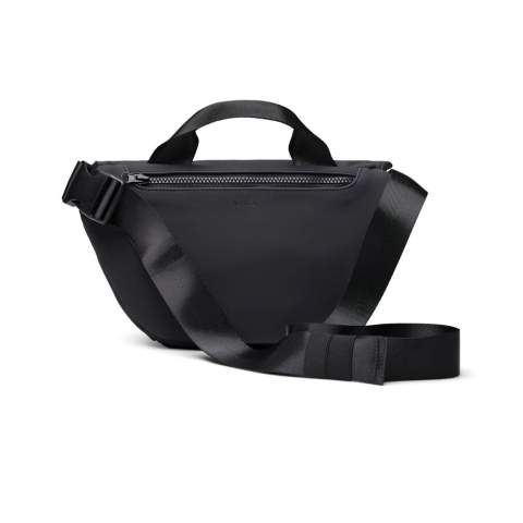 Découvrez ce sac à bandoulière pratique pour un usage quotidien et vos voyages. Il est doté d'une poignée pour une utilisation polyvalente, d'une bandoulière réglable pour un ajustement optimal, ainsi que d'une poche intérieure et d'une poche arrière zippée pour vos objets de valeur. Certifié RCS (Recycled Claim Standard), ce produit garantit que l'ensemble de la chaîne d'approvisionnement des matériaux recyclés est certifié. Le contenu recyclé total est basé sur le poids total du produit. Ce produit contient 16 % de polyester recyclé certifié RCS.