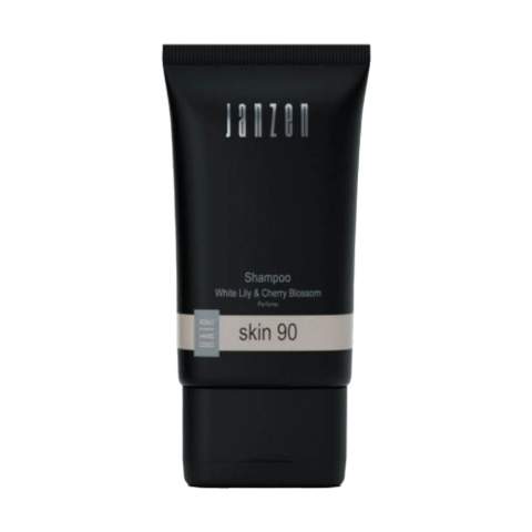 Brievenbuspakket met 3 verzorgingsproducten in de geur Skin 90 van het merk Janzen. Inhoud: • Shower Gel - 50 ml • Hand & Body Lotion - 50 ml • Shampoo - 50 ml.    Opgewekt en vrolijk, dat is Skin 90. De kersenbloesem heeft in Japan een haast heilige status. Met haar lichtroze blaadjes en aangename geur is de boom een waar feest voor de zintuigen. Het subtiele van de kersenbloesem wordt in dit parfum afgewisseld met het frisse van de lelie en krachtige van de tonkaboon.    Deze giftset zit in een stijlvolle verpakking die qua formaat perfect door de brievenbus past. Ideaal als direct mailing en een persoonlijke attentie voor de ontvanger.