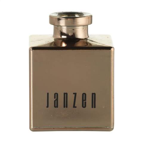 Bâtonnets parfumés de la marque Janzen, au parfum Gracious. Grâce au bois spécial utilisé pour les bâtonnets, votre parfum préféré se répand dans toute la maison. Convient à toutes les pièces de la maison – de la chambre aux toilettes, du bureau à la cuisine. Le nombre de bâtonnets vous permet de déterminer l’intensité du parfum. Gracious est un mélange puissant d'ambre sec et de bois de cèdre, suivi d'une douce rose blanche. La rose blanche a un parfum délicat et pur, frais et légèrement sucré, avec de subtiles notes vertes et poudrées. Cette fragrance élégante, boisée et florale, dégage une grande puissance. Un parfum intéressant et féminin qui laisse une impression durable. Ce parfum offre un équilibre parfait entre subtilité et enchantement. Ce flacon en verre est rempli de 200 ml d'huile de parfum et est livré avec bâtonnets. Emballé par set dans un coffret cadeau. Par set dans une boîte.