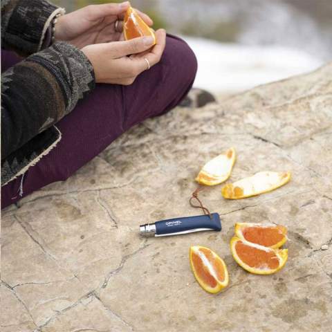 Couteau de poche conçu par Opinel. La lame de ce couteau est en acier inoxydable Sandvik 12C27. Le manche est en bois de hêtre, recouvert d'une couche de vernis pour le protéger de l'humidité et de la saleté. 95% du bois provient d'entreprises françaises gérées durablement. La poignée est munie d'un cordon en cuir. Lorsqu'il est ouvert, le couteau a une longueur de 19 cm et est sécurisé par un système de verrouillage Virobloc®. Ce couteau est idéal pour les pique-niques, les barbecues, la pêche ou le repérage. Un couteau de poche de tous les jours qui peut être utilisé pour un large éventail de tâches. Fabriqué en France.     Attention, la législation en vigueur s'applique concernant la possession et / ou le transport de couteaux ou d'outils multifonctions en public.