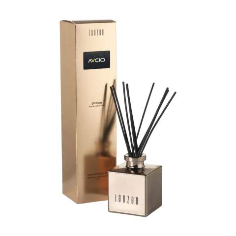 Bâtonnets parfumés de la marque Janzen, au parfum Gracious. Grâce au bois spécial utilisé pour les bâtonnets, votre parfum préféré se répand dans toute la maison. Convient à toutes les pièces de la maison – de la chambre aux toilettes, du bureau à la cuisine. Le nombre de bâtonnets vous permet de déterminer l’intensité du parfum. Gracious est un mélange puissant d'ambre sec et de bois de cèdre, suivi d'une douce rose blanche. La rose blanche a un parfum délicat et pur, frais et légèrement sucré, avec de subtiles notes vertes et poudrées. Cette fragrance élégante, boisée et florale, dégage une grande puissance. Un parfum intéressant et féminin qui laisse une impression durable. Ce parfum offre un équilibre parfait entre subtilité et enchantement. Ce flacon en verre est rempli de 200 ml d'huile de parfum et est livré avec bâtonnets. Emballé par set dans un coffret cadeau. Par set dans une boîte.