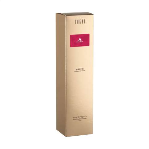 Bâtonnets parfumés de la marque Janzen, au parfum Gracious. Grâce au bois spécial utilisé pour les bâtonnets, votre parfum préféré se répand dans toute la maison. Convient à toutes les pièces de la maison – de la chambre aux toilettes, du bureau à la cuisine. Le nombre de bâtonnets vous permet de déterminer l’intensité du parfum. Gracious est un mélange puissant d'ambre sec et de bois de cèdre, suivi d'une douce rose blanche. La rose blanche a un parfum délicat et pur, frais et légèrement sucré, avec de subtiles notes vertes et poudrées. Cette fragrance élégante, boisée et florale, dégage une grande puissance. Un parfum intéressant et féminin qui laisse une impression durable. Ce parfum offre un équilibre parfait entre subtilité et enchantement. Ce flacon en verre est rempli de 200 ml d'huile de parfum et est livré avec bâtonnets. Emballé par set dans un coffret cadeau. Par set dans une boîte.