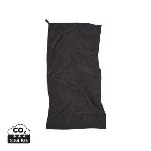 Fabriquée en microfibre et en bouteilles PET partiellement recyclées. Légère et compacte. Sa structure unique en tissu éponge peut absorber plus d'eau et sèche trois fois plus vite qu'une serviette traditionnelle. Idéale pour les activités de plein air, le sport et les voyages. Cette taille est excellente pour une utilisation en salle de sport. Trois bouteilles PET recyclées ont été utilisées pour fabriquer cette serviette. Fabriqué avec 52% de matériaux recyclés certifiés GRS. La certification GRS garantit une chaîne d'approvisionnement entièrement certifiée pour les matériaux recyclés. Contenu recyclé sur la base du poids total de l'article.