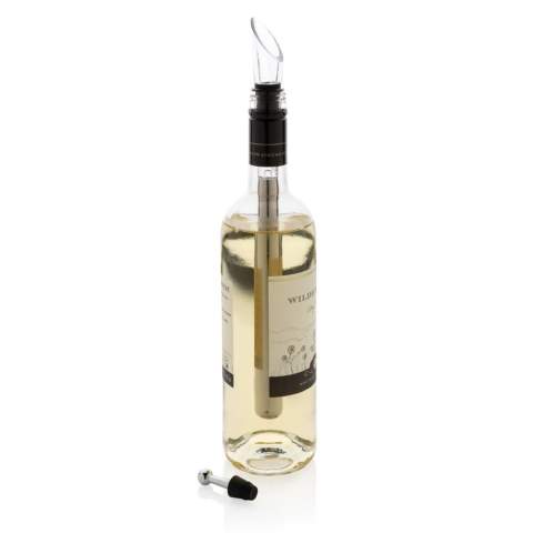 Dieser Weinkühler-Stab hält Ihren vorgekühlten Wein auf Temperatur und Sie und Ihre Gäste genießen so immer einen gut temperierten Wein. Lagern Sie den Stab im Gefrierfach und schenken Sie dann das erste Glas der Flasche ein um Platz für den Stab zu machen, der integrierte Belüfter sorgt für ein tropffreies Servieren und lässt den Wein dazu noch ausreichend atmen. Tolle Funktion im schlichten Design, ein Must-have für alle Weinliebhaber. In schicker Geschenkbox verpackt.
