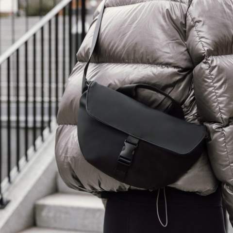 Découvrez ce sac à bandoulière pratique pour un usage quotidien et vos voyages. Il est doté d'une poignée pour une utilisation polyvalente, d'une bandoulière réglable pour un ajustement optimal, ainsi que d'une poche intérieure et d'une poche arrière zippée pour vos objets de valeur. Certifié RCS (Recycled Claim Standard), ce produit garantit que l'ensemble de la chaîne d'approvisionnement des matériaux recyclés est certifié. Le contenu recyclé total est basé sur le poids total du produit. Ce produit contient 16 % de polyester recyclé certifié RCS.