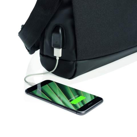 Deze 15,6-inch laptoptas biedt een comfortabele stijl en veilige opslag voor uw laptop en tablet. Met vakken om al je gadgets en persoonlijke accessoires te organiseren. RFID safe voor je portemonnee en paspoort. Sluit uw powerbank eenvoudig aan op de geïntegreerde USB-oplaadpoort en laad uw telefoon of tablet onderweg op. PVC-vrij. Geregistreerd ontwerp®<br /><br />FitsLaptopTabletSizeInches: 15.6