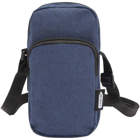 L'étui à téléphone recyclé certifié GRS de Ross protège votre téléphone et offre un rangement supplémentaire pratique grâce à sa poche frontale zippée pour les petits accessoires. Avec ses bretelles réglables (jusqu'à 140 cm), c'est un compagnon de voyage pratique et élégant pour le monde numérique d'aujourd'hui.