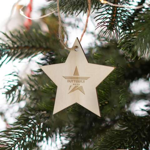 Célébrez la saison avec cette charmante décoration en bois en forme d'étoile. Sa forme classique et son large espace de marquage en font un objet parfait pour la personnalisation, la création d'un souvenir unique pour les fêtes de fin d'année et un cadeau bien pensé. Idéal pour décorer les arbres de Noël, les couronnes ou les expositions festives.