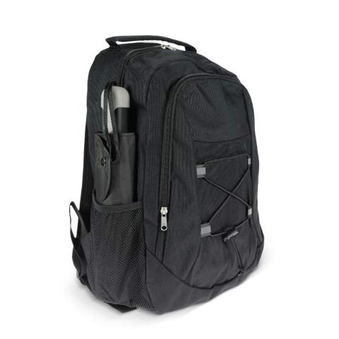 Adoptez un style respectueux de l'environnement avec notre sac à dos doté d'un cordon de serrage. Fabriqué à partir de matériaux PET recyclés, c'est un choix durable pour vos aventures. Le cordon de serrage ajoute une touche de modernité, alliant fonctionnalité et mode. Transportez vos affaires essentielles de manière responsable, où que vous alliez.