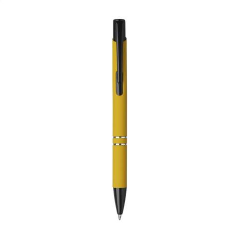 Blauschreibender Kugelschreiber mit schwarzem Druckknopf/Clip und Spitze, Chromverflechtungen. Das Gehäuse ist von einer Gummierung abgeschlossen.