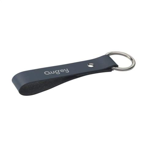 Porte-clés fabriqué à partir de déchets de cuir italien recyclés et de liants naturels. Ce produit de la marque MADE out of est fabriqué à partir des pièces restantes de cuir de la production propre de l'entreprise. Le cuir recyclé est très solide, a un bel aspect mat et sent le cuir. La couche supérieure colorée est constituée d'un revêtement PU très fin à 100% à base d'eau. Le porte-clés est doté d'un anneau métallique bien solide. Fait main. Conception hollandaise. Fabriqué en Hollande.
