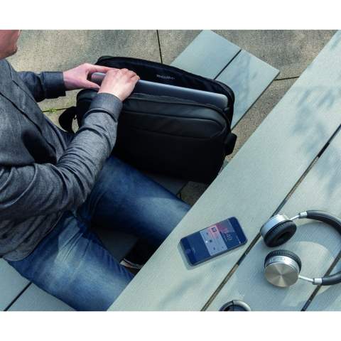 Deze 15,6-inch laptoptas biedt een comfortabele stijl en veilige opslag voor uw laptop en tablet. Met vakken om al je gadgets en persoonlijke accessoires te organiseren. RFID safe voor je portemonnee en paspoort. Sluit uw powerbank eenvoudig aan op de geïntegreerde USB-oplaadpoort en laad uw telefoon of tablet onderweg op. PVC-vrij. Geregistreerd ontwerp®<br /><br />FitsLaptopTabletSizeInches: 15.6