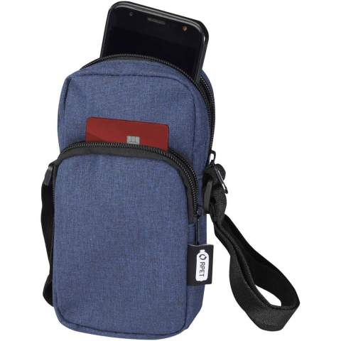 L'étui à téléphone recyclé certifié GRS de Ross protège votre téléphone et offre un rangement supplémentaire pratique grâce à sa poche frontale zippée pour les petits accessoires. Avec ses bretelles réglables (jusqu'à 140 cm), c'est un compagnon de voyage pratique et élégant pour le monde numérique d'aujourd'hui.