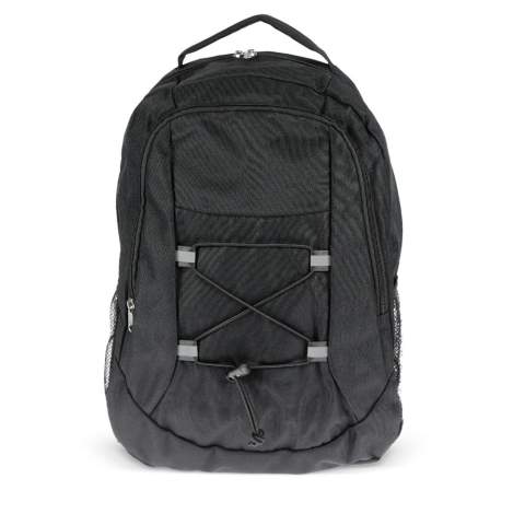 Adoptez un style respectueux de l'environnement avec notre sac à dos doté d'un cordon de serrage. Fabriqué à partir de matériaux PET recyclés, c'est un choix durable pour vos aventures. Le cordon de serrage ajoute une touche de modernité, alliant fonctionnalité et mode. Transportez vos affaires essentielles de manière responsable, où que vous alliez.