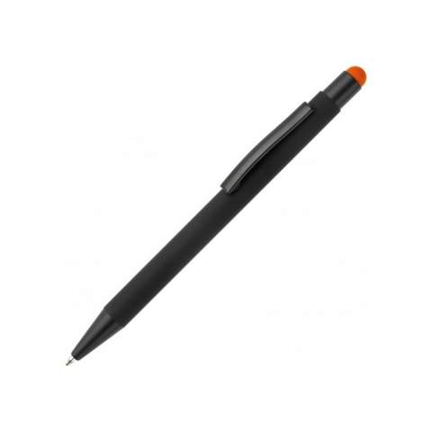 Eleganter Metall Kugelschreiber mit schwarzen Besätzen. Der Kugelschreiber wird gelasert und das Logo erscheint in der Farbe des Stylus Tip. Schriftfarbe: blau. 
